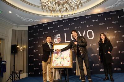 IAN與羅萊家紡副總裁揭幕LOVO2014年春夏新款手繪稿，并在畫稿上留下親筆簽名